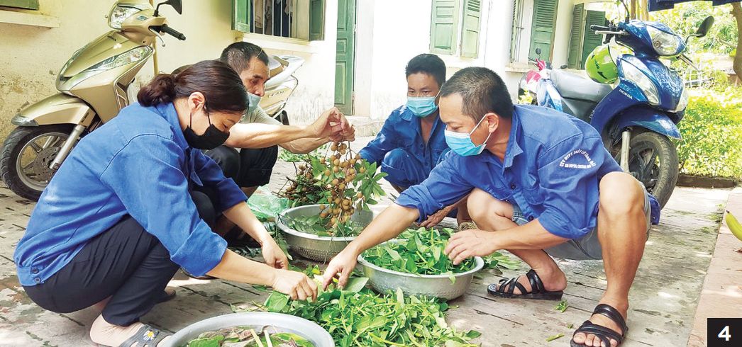 Công việc vất vả của anh chị em công nhân Đội thuỷ nông số 4, Xí nghiệp Đầu tư Phát triển Thủy lợi Đan Hoài (Công ty TNHH MTV Đầu tư phát triển thủy nông sông Đáy, Hà Nội). Chụp tháng 7.2021. Ảnh: VIỆT LÂM       V I Ệ T L Â M     “DÁM” LÊN TIẾNG VÌ TIN TƯỞNG BÁO LAO ĐỘNG   háng 7.2021, Báo Lao Động nhận được thông tin kêu cứu của công nhân ngành thủy nông Hà Nội gửi email đến tòa soạn. Sau khi đọc những dòng chữ mộc mạc, chân chất, thậm chí có chỗ còn sai chính tả, chúng tôi biết họ đang cần sự hỗ trợ. Bởi chúng tôi chỉ nghĩ, với công nhân – vốn cuộc sống đã khó khăn, thiếu thốn – lại bị nợ những 3 tháng lương, trong khi dịch COVID-19 hoành hành thì không biết họ sẽ sống ra sao!? Tuy nhiên trong vài dòng thông tin ngắn ngủi mà người lao động gửi tới không hề có số điện thoại, họ tên, chức danh của người gửi, cùng với đó khi gửi lại thông tin cần trao đổi tới địa chỉ mail của người gửi, thì phóng viên không nhân được phản hồi… 