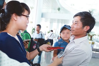 PV Báo Lao Động đón lao động ở sân bay Nội Bài, trở về từ châu Phi, năm 2014, khi dịch Ebola bùng phát. Ảnh: HẢI NGUYỄN 