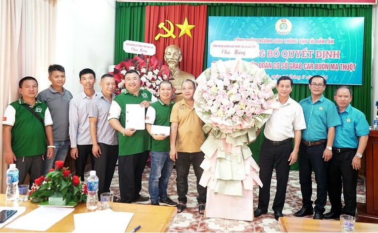 Lãnh đạo Công đoàn ngành Giao thông Vận tải tỉnh Đắk Lắk tặng hoa chúc mừng Nghiệp đoàn vừa thành lập. Ảnh: Bảo Trung