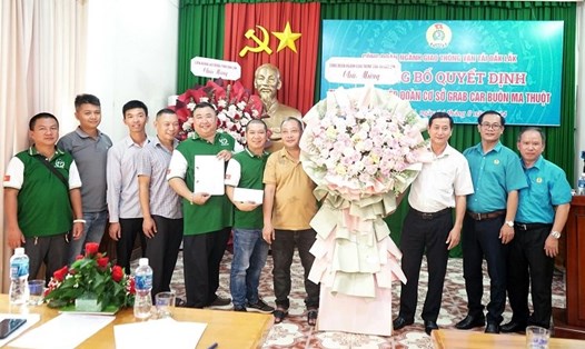 Lãnh đạo Công đoàn ngành Giao thông Vận tải tỉnh Đắk Lắk tặng hoa chúc mừng Nghiệp đoàn vừa thành lập. Ảnh: Bảo Trung