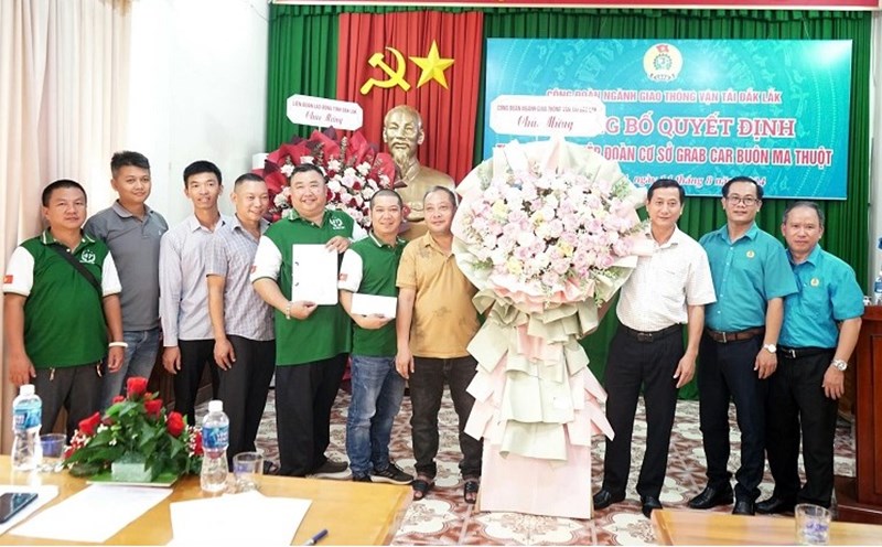 Lãnh đạo Công đoàn ngành Giao thông Vận tải tỉnh Đắk Lắk tặng hoa chúc mừng Nghiệp đoàn vừa thành lập. Ảnh: Bảo Trung