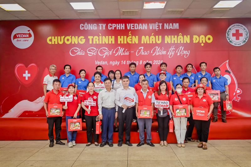 Vedan Việt Nam cùng các cán bộ Hội chữ Thập đỏ và y bác sĩ Bệnh viện Chợ Rẫy TPHCM. Ảnh: Vedan