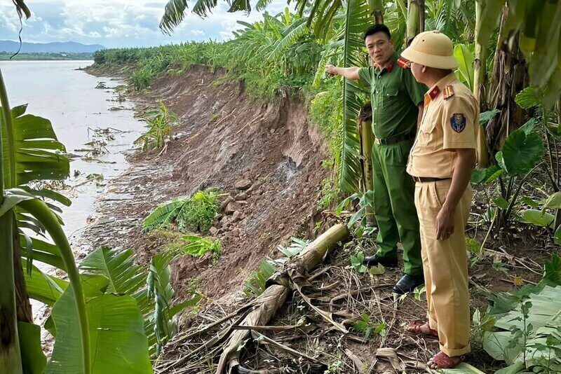 Regarding the Red River, according to information from Phu Tho Provincial Police on August 15, through the inspection process, it was shown that there have recently been 2 areas where river bank landslides occurred in Ban Nguyen commune, Lam Thao district (length of about 250m, about 10m wide, about 80m from people's houses) and Xuan Ang commune, Ha Hoa district (about 1km long, about 3m wide, affecting the residential land area of ​​14 households in zones 4 and 5 of Xuan commune Ang).