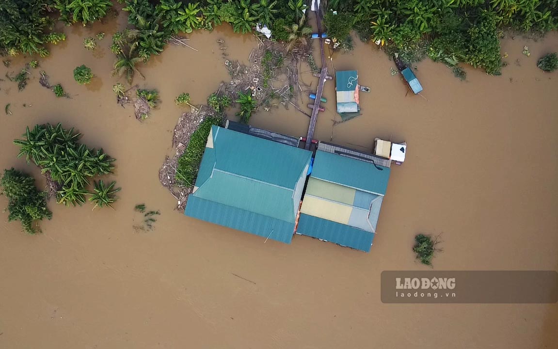 According to Mr. Le Xuan Ket - Chairman of Tien Du Commune People's Committee, the section of Lo River flowing through the commune is 5.6km long. Recently, a landslide appeared on the riverbank in area 1, causing damage to property, trees and crops of some households.