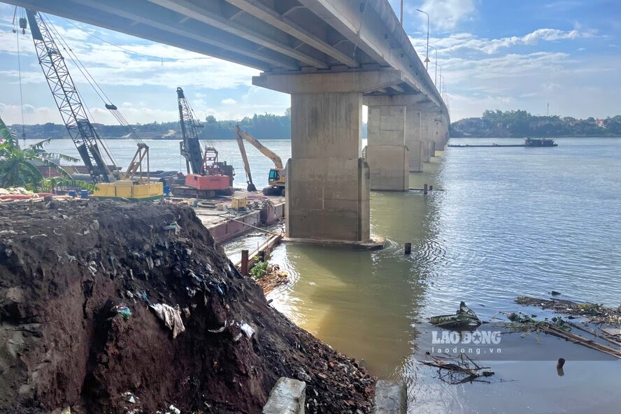 According to the reporter, the left dyke bank of the Da River collapsed just over 50m from the residential area, 400m from the base of the Hong Da dyke, close to the foundation pier of the Trung Ha bridge that is currently being repaired. Many areas of people's land and crops flow into the fast-flowing river. Currently, an anti-landslide embankment here is being urgently built.