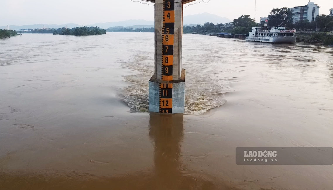 According to the forecast of the hydro-meteorological agency, the weather in the coming days will continue to have many complicated developments, especially continuous and prolonged heavy rain, with a potential risk of landslides on river banks. Authorities warn that people living along the river should actively monitor weather forecasts and comply with regulations on moving out of potentially unsafe areas, especially Landslides, flash floods, pipe floods, and deep floods. Photo of Lo River in Tuyen Quang city.