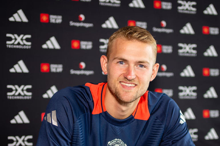 Matthijs de Ligt trong buổi ký hợp đồng với “Quỷ đỏ“. Ảnh: Manchester United