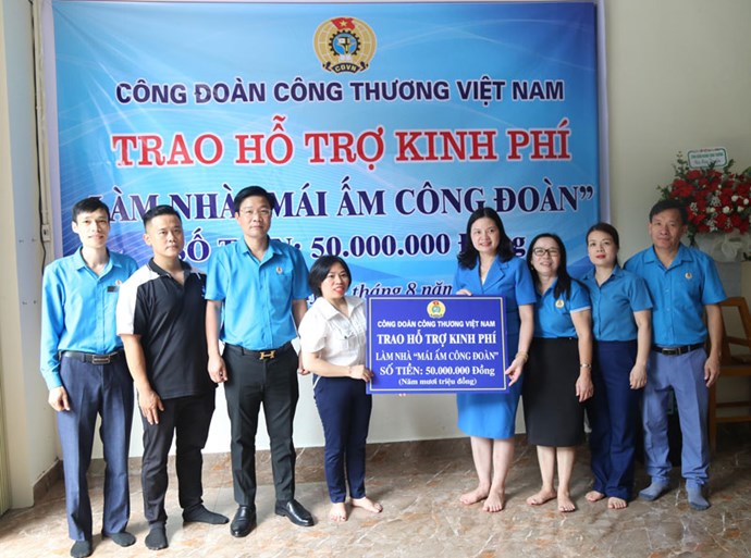 Trao kinh phí xây “Mái ấm Công đoàn” ở Lào Cai
