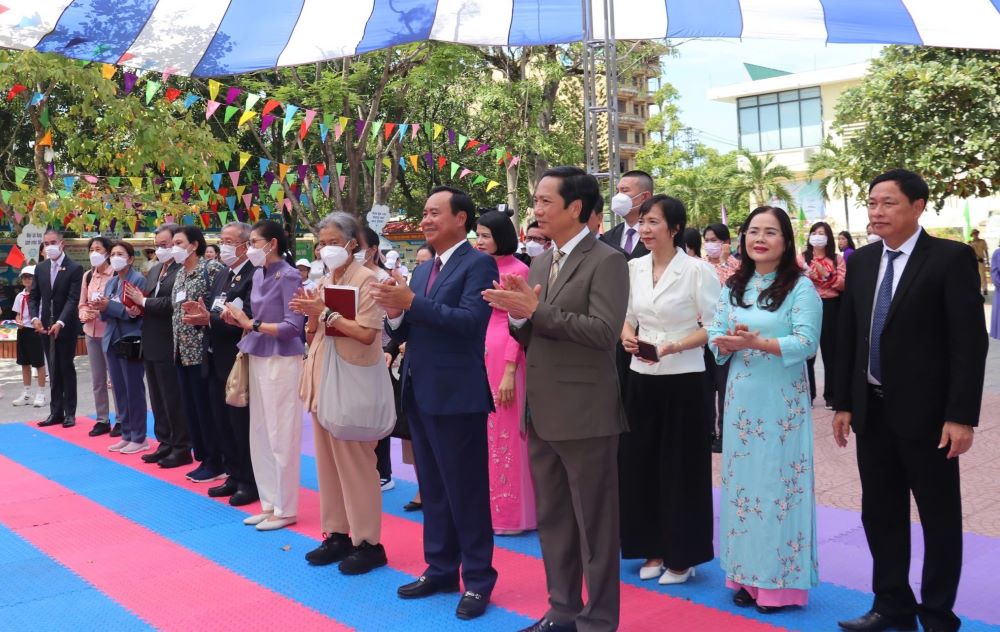 Lãnh đạo tỉnh Quảng Trị và đoàn công tác của Công chúa Hoàng gia Thái Lan Maha Chakri Sirindhorn thăm Trường Tiểu học Nguyễn Tất Thành. Ảnh: H.Nguyên.