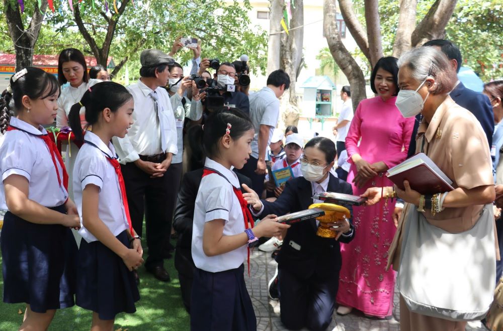 Công chúa Hoàng gia Thái Lan (bìa phải ảnh) tặng quà cho học sinh Trường Tiểu học Nguyễn Tất Thành. Ảnh: H.Nguyên