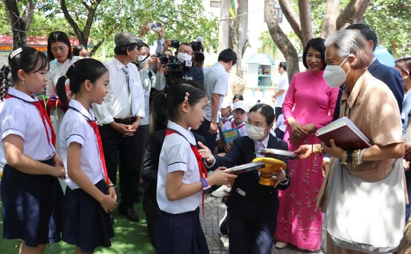 Công chúa Hoàng gia Thái Lan (bìa phải ảnh) tặng quà cho học sinh Trường Tiểu học Nguyễn Tất Thành. Ảnh: H.Nguyên