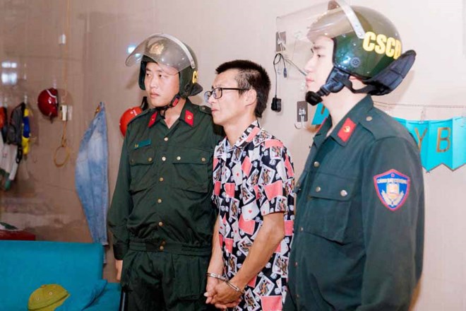 Khởi tố đối tượng cố ý lao xe máy vào ôtô