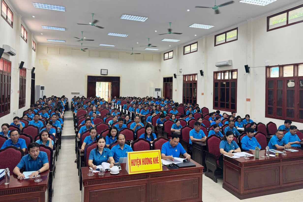 Trade union officials at the Huong Khe district bridgehead attended the training session. Photo: Mai Anh.