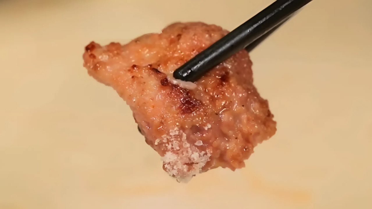 Two guests praised the grilled goat meat, affirming that this was the most delicious meat dish they had ever eaten in their lives. Photo: Screenshot