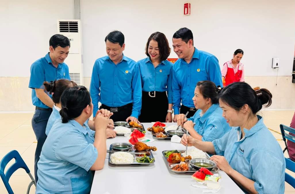LĐLĐ tỉnh Thái Nguyên tổ chức bữa cơm công đoàn. Ảnh: Lam Thanh