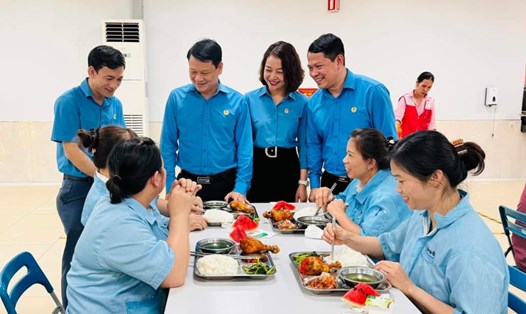 LĐLĐ tỉnh Thái Nguyên tổ chức bữa cơm công đoàn. Ảnh: Lam Thanh