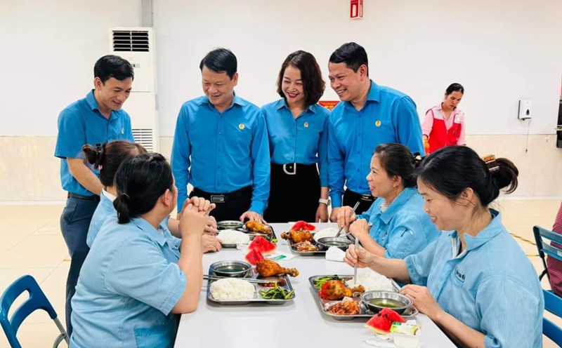 LĐLĐ tỉnh Thái Nguyên tổ chức bữa cơm công đoàn. Ảnh: Lam Thanh