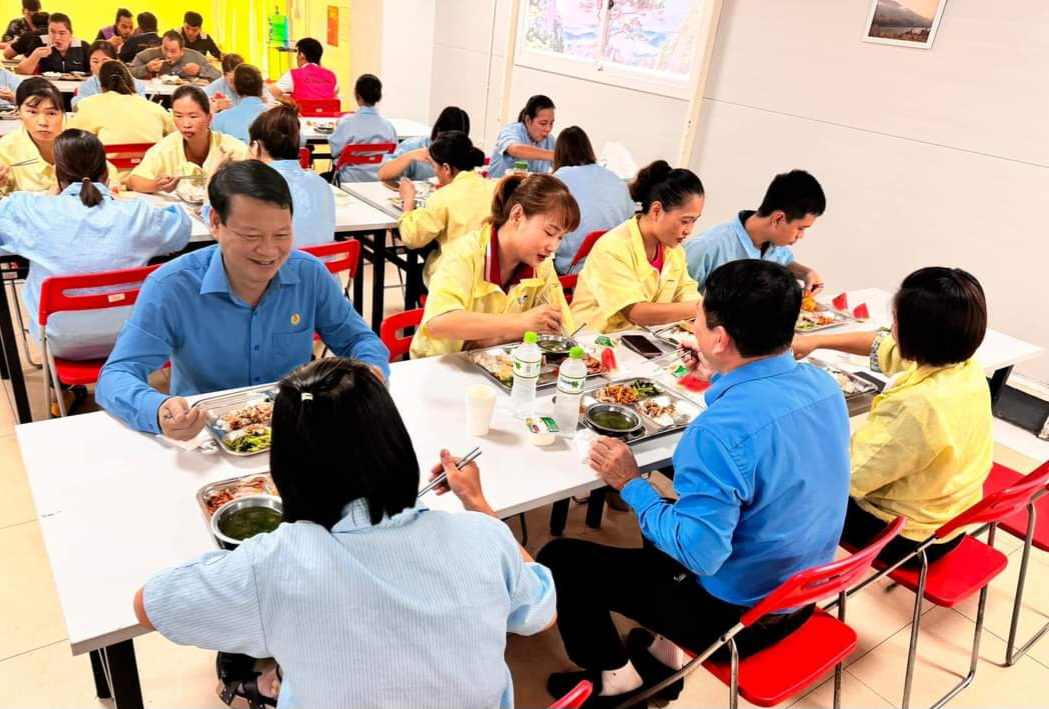 Mr. Pham Viet Dung - Chairman of Thai Nguyen Province Confederation of Labor had a meal with workers. Photo: Thai Nguyen Trade Union