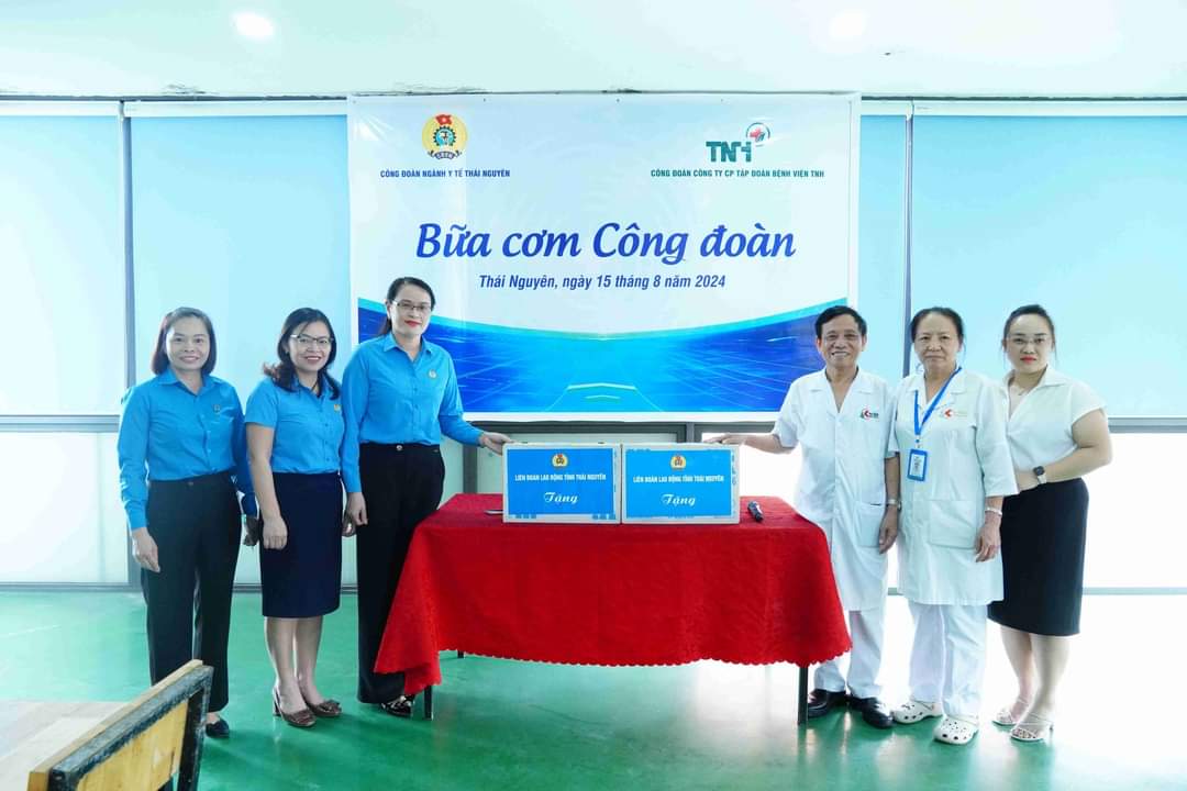 LĐLĐ tỉnh Thái Nguyên tặng quà tại bữa cơm công đoàn. Ảnh: CĐTN