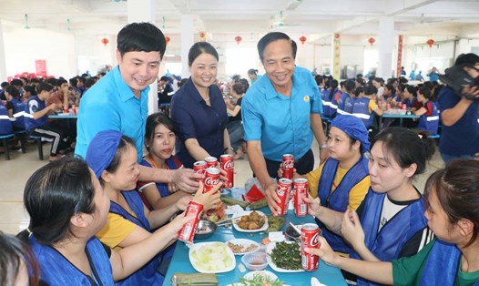 Công nhân, lao động quây quần dùng "Bữa cơm Công đoàn". Ảnh: Nguyễn Anh
