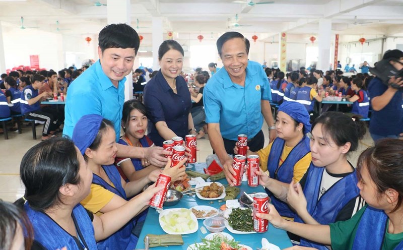 Công nhân, lao động quây quần dùng "Bữa cơm Công đoàn". Ảnh: Nguyễn Anh