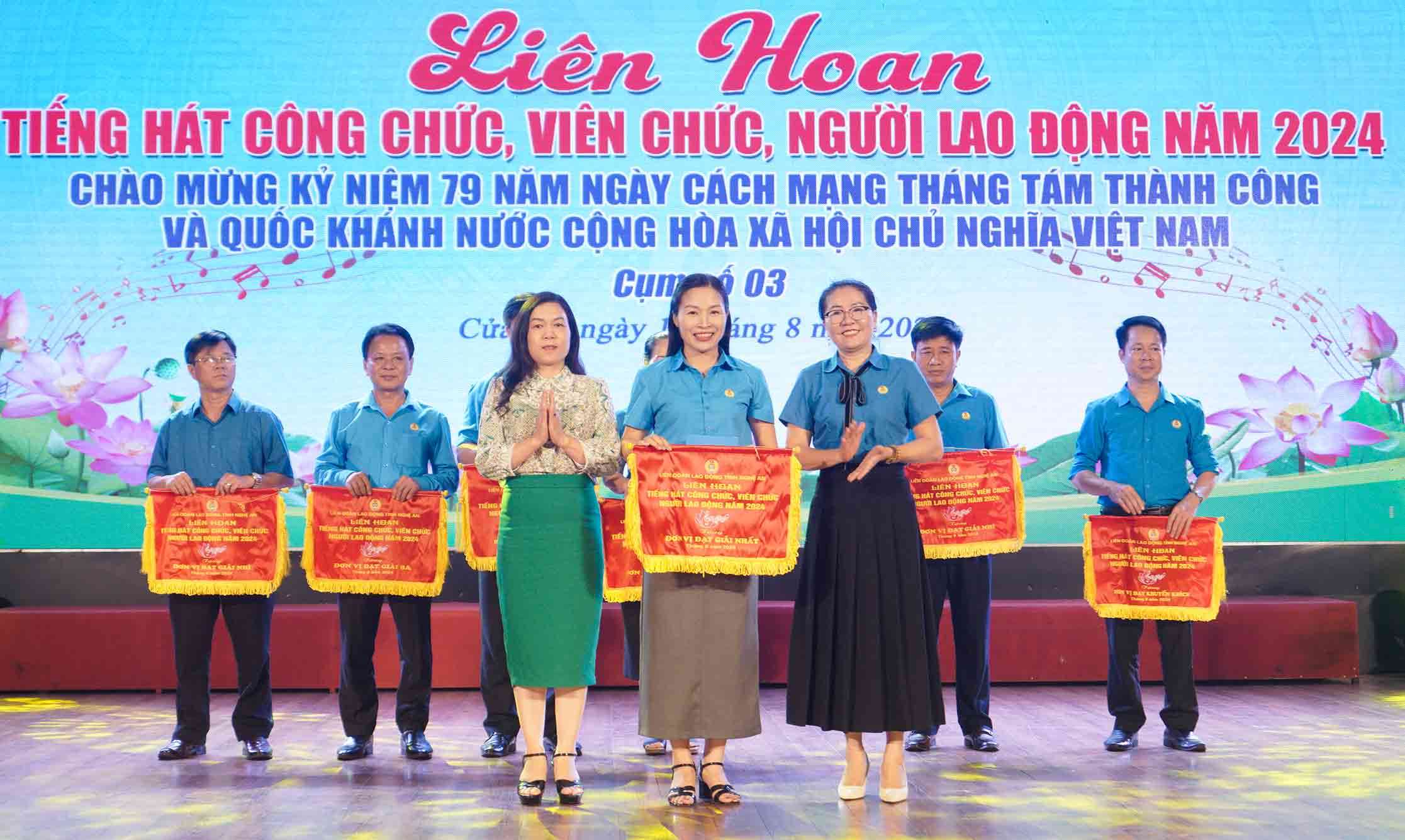 Ban Tổ chức trao giải Nhất cho Liên đoàn Lao động thành phố Vinh.