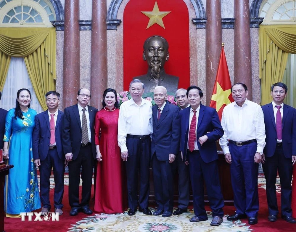 General Secretary and President To Lam with officials who served President Ho Chi Minh at the Presidential Palace in the period 1954-1969. Photo: Lam Khanh/TTXVN