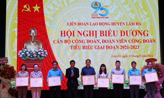Ông Lê Ngọc Phúc - Phó Chủ tịch Thường trực LĐLĐ tỉnh Lâm Đồng trao khen thưởng cho cán bộ, đoàn viên tiêu biểu giai đoạn 2021 - 2023. Ảnh: H.TRÂM
