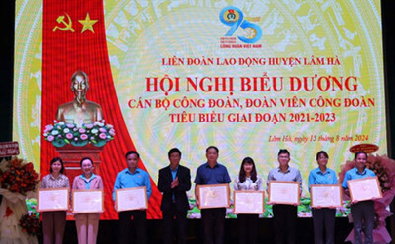 Ông Lê Ngọc Phúc - Phó Chủ tịch Thường trực LĐLĐ tỉnh Lâm Đồng trao khen thưởng cho cán bộ, đoàn viên tiêu biểu giai đoạn 2021 - 2023. Ảnh: H.TRÂM