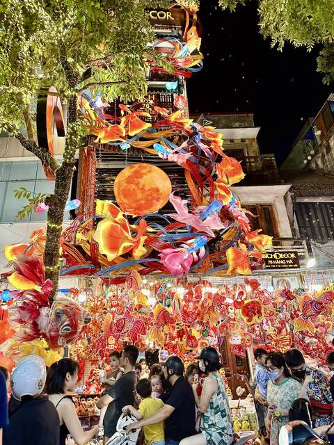 To serve customers, the stores have put on brilliant "new clothes" to prepare for the upcoming Mid-Autumn Festival. Some stores are willing to spend a lot of money to decorate extremely unique and elaborate toys that make everyone passing by look up.