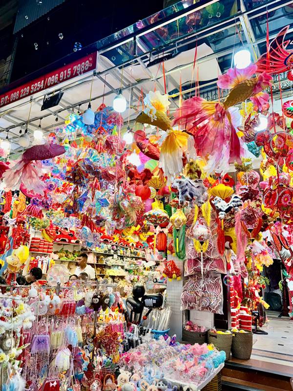 This year there are many new items, diverse in color and size. Mainly "carp turning into dragons", dancing lion heads of all sizes, lanterns...