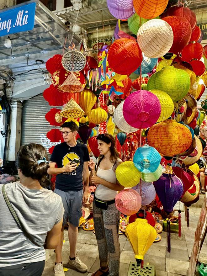 Foreign tourists are very interested in hearing about the legend of star lanterns or the lion dance ritual every Mid-Autumn Festival.