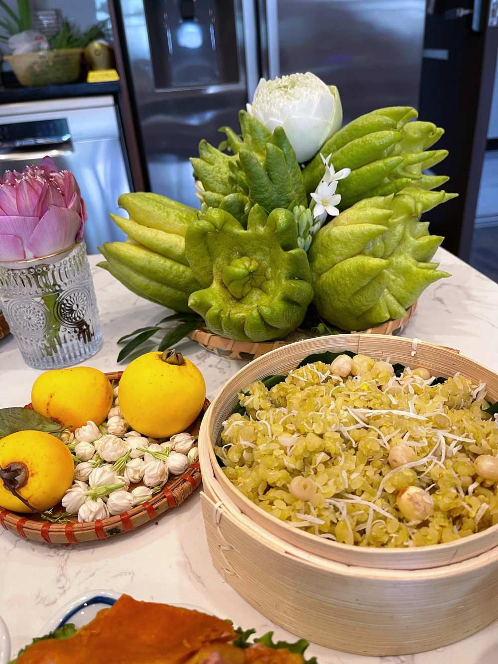 The way the food is arranged makes the full moon offering tray beautiful. Photo: Trang Nem.