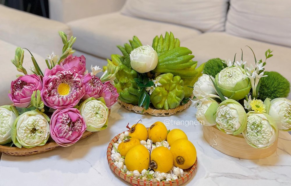 Seasonal flowers and fruits are used to make the offering tray more presentable. Photo: Trang Nem.