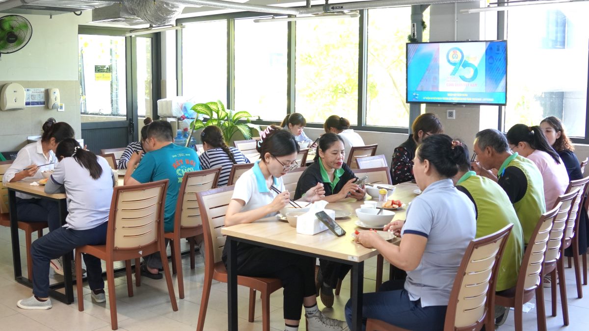 More and more members came to have lunch. While having a meal, union members also heard and saw pictures of activities and markings of the 95th anniversary of the founding of the Vietnam Trade Union. Photo: Thanh An