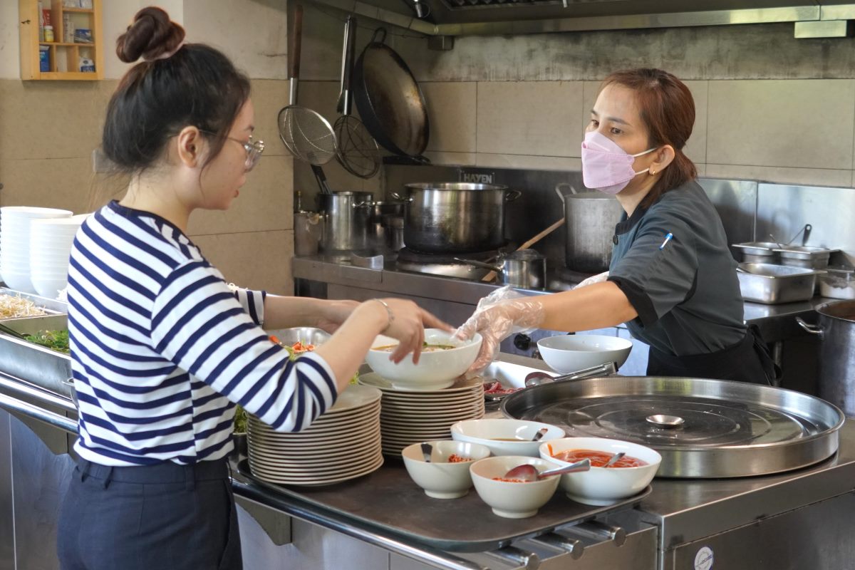 At around 11:20 a.m., some workers came to the restaurant to eat and were served the main dish. Photo: Thanh An