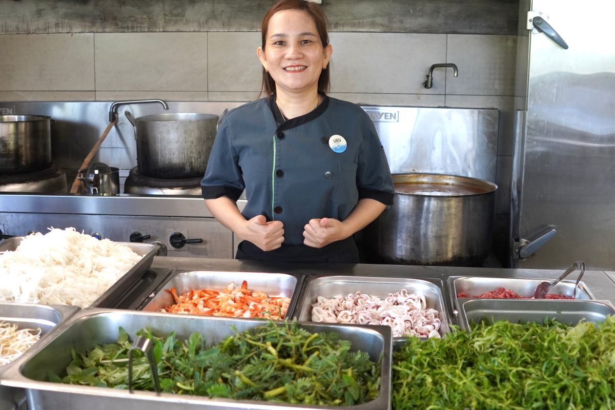 The kitchen department announced that they had prepared the main dish - vermicelli noodles with fish sauce with ingredients such as beef, squid, fresh shrimp, and raw vegetables to serve the reunion dinner. Photo: Thanh An