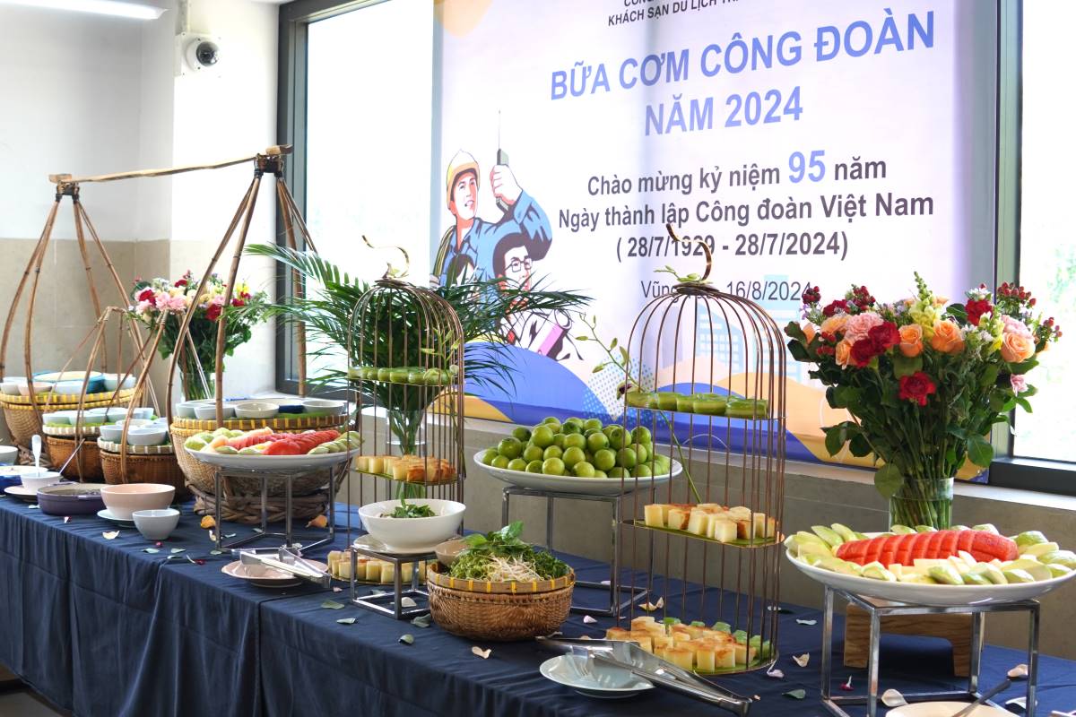 Along with leather in the form of desserts and drinks. According to Ibis Style Communist Union, more than 130 workers attended the Union meal. A meal costs about 50,000 VND, of which the Union budget is 15,000 VND and the business supports 35,000 VND. Photo: Thanh An