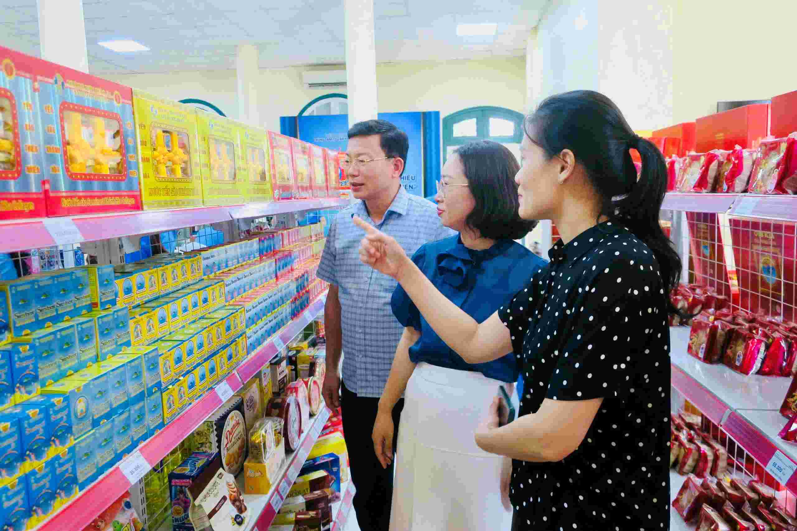 Officials, union members, and workers visit the booth. Photo: Hai Phong Labor Confederation