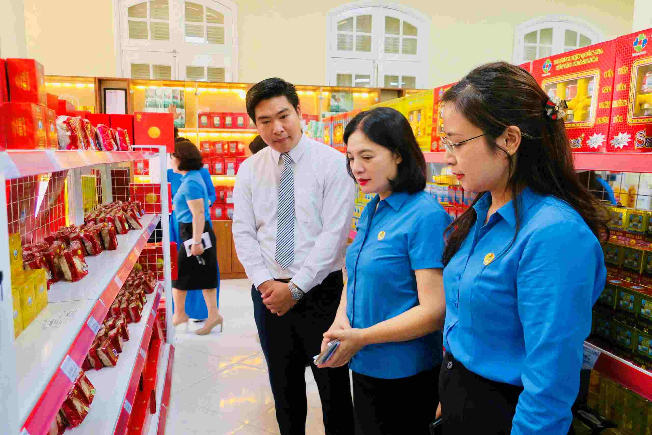 Ra mắt mô hình thí điểm Điểm trưng bày và giới thiệu sản phẩm phúc lợi đoàn viên. Ảnh: LĐLĐ Hải Phòng