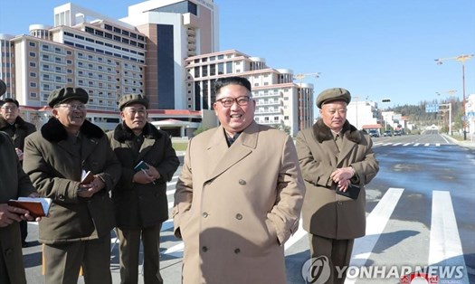 Ông Kim Jong-un và các quan chức thăm khu du lịch ở huyện Samjiyon. Ảnh: KCNA/Yonhap.