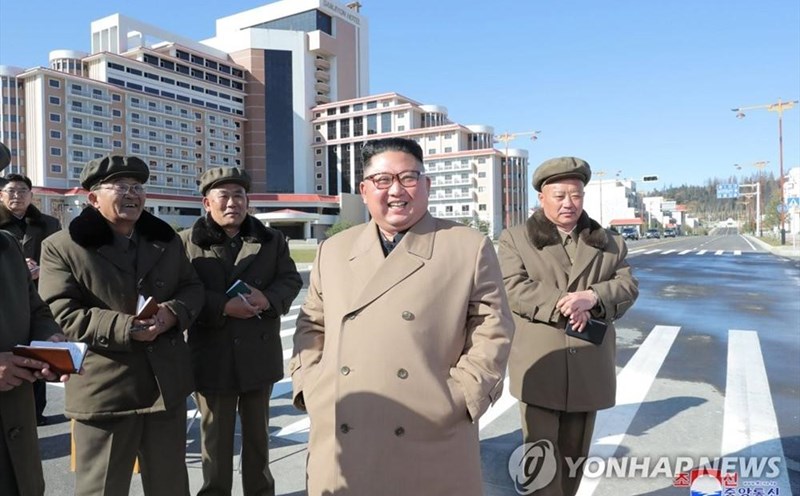 Ông Kim Jong-un và các quan chức thăm khu du lịch ở huyện Samjiyon. Ảnh: KCNA/Yonhap.