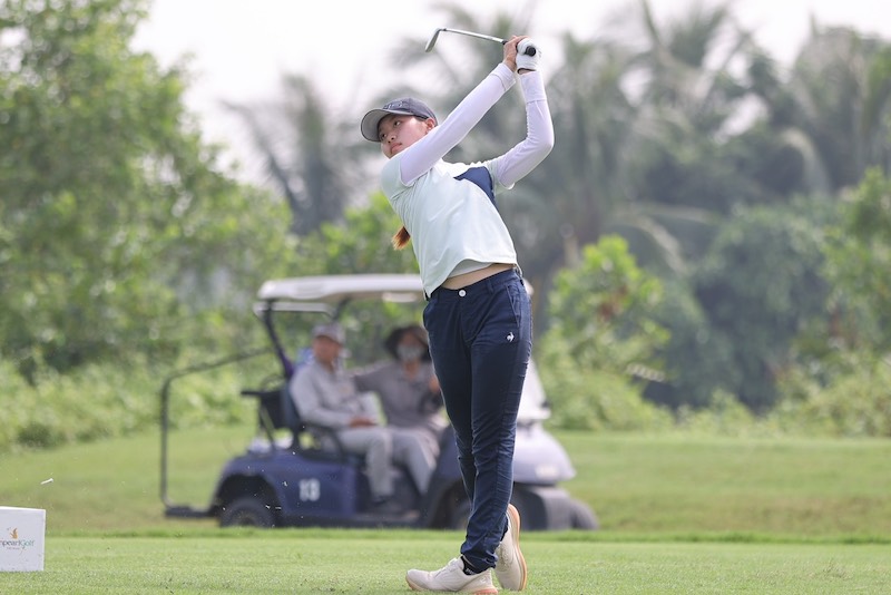 Le Chuc An leads the women's table with 13-year-old golfer Nguyen Viet Gia Han. Photo: Nhu Y