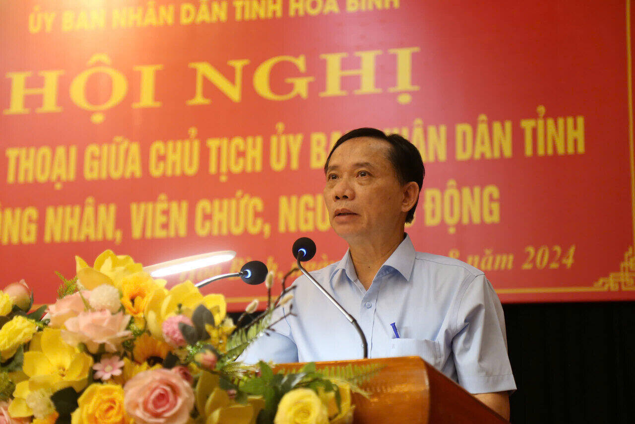 Chairman of Hoa Binh Provincial People's Committee Bui Van Khanh answered questions from workers. Photo: Hoang Anh