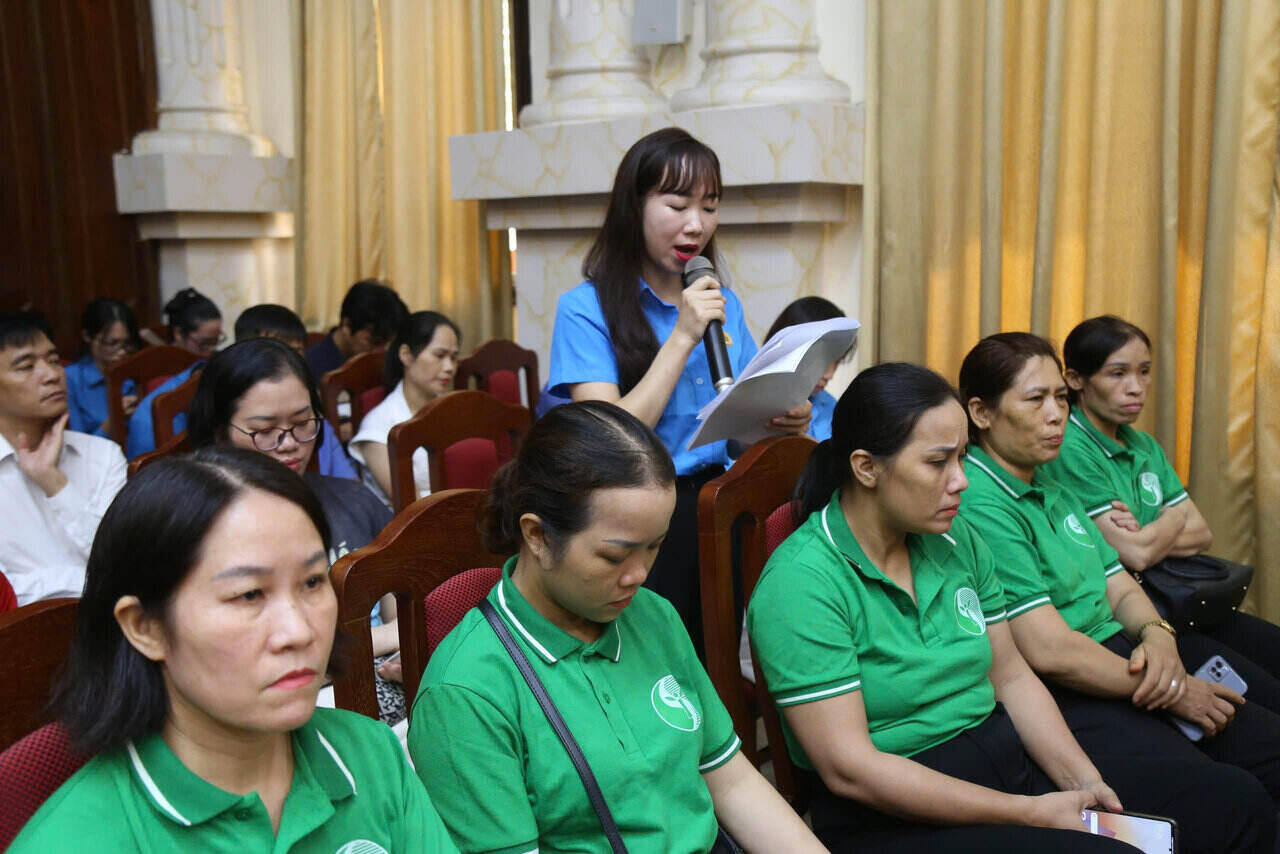 Công nhân, người lao động thẳng thắn chia sẻ những vướng mắc, khó khăn. Ảnh: Hoàng Anh