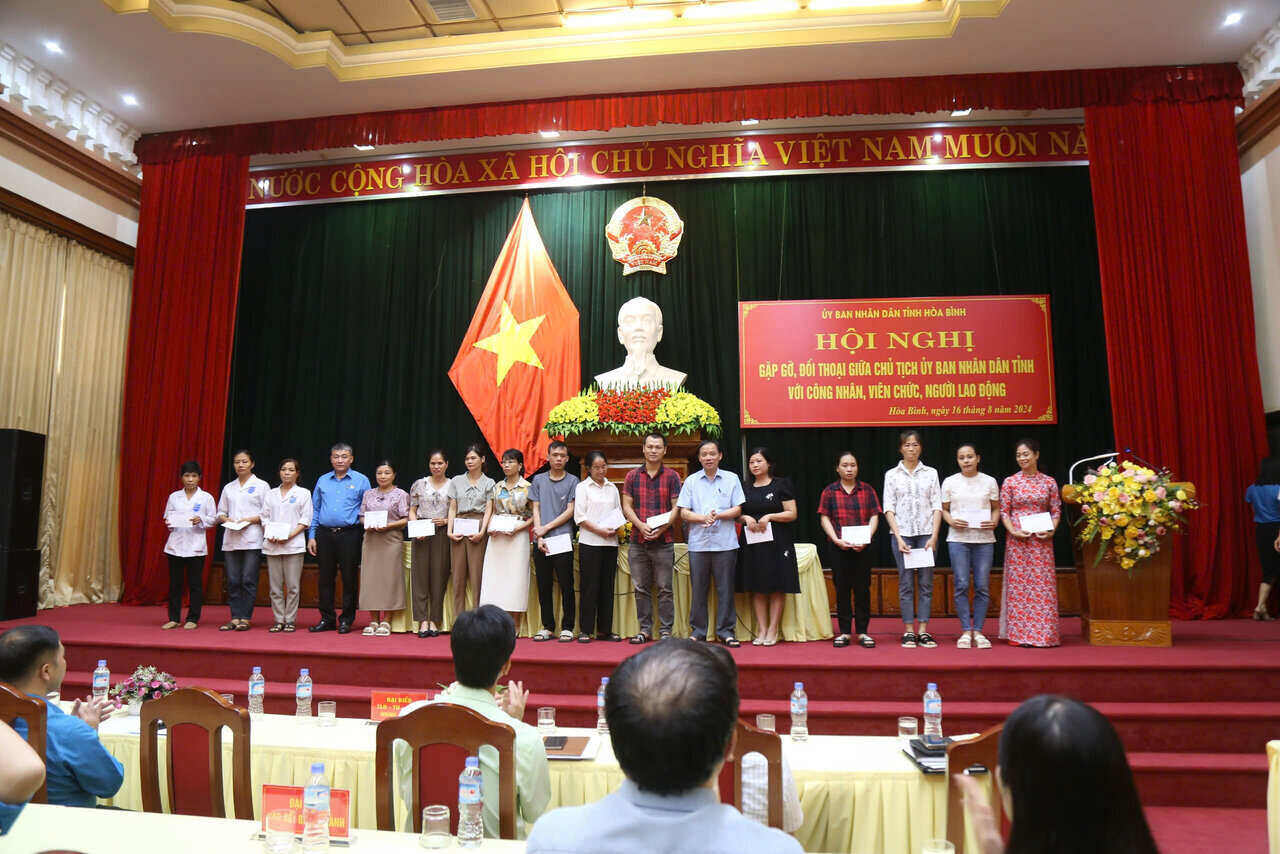 Hoa Binh Provincial Labor Federation gives gifts to support union members in difficult circumstances. Photo: Hoang Anh