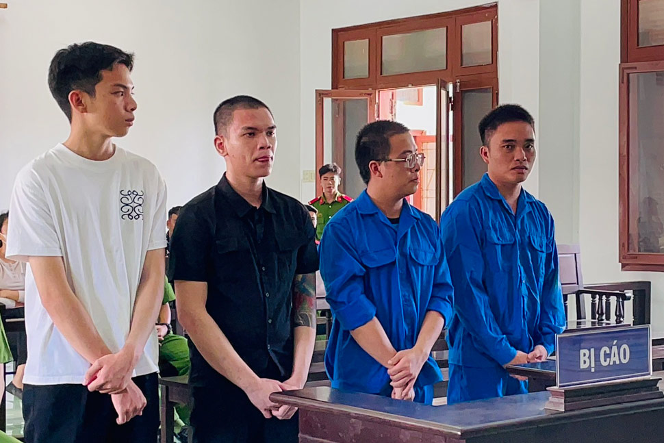 Nhóm đối tượng từ Hà Nội vào Phú Yên cho vay nặng lãi tại tòa (bị cáo Long ngoài cùng bên phải). Ảnh: Thế Minh