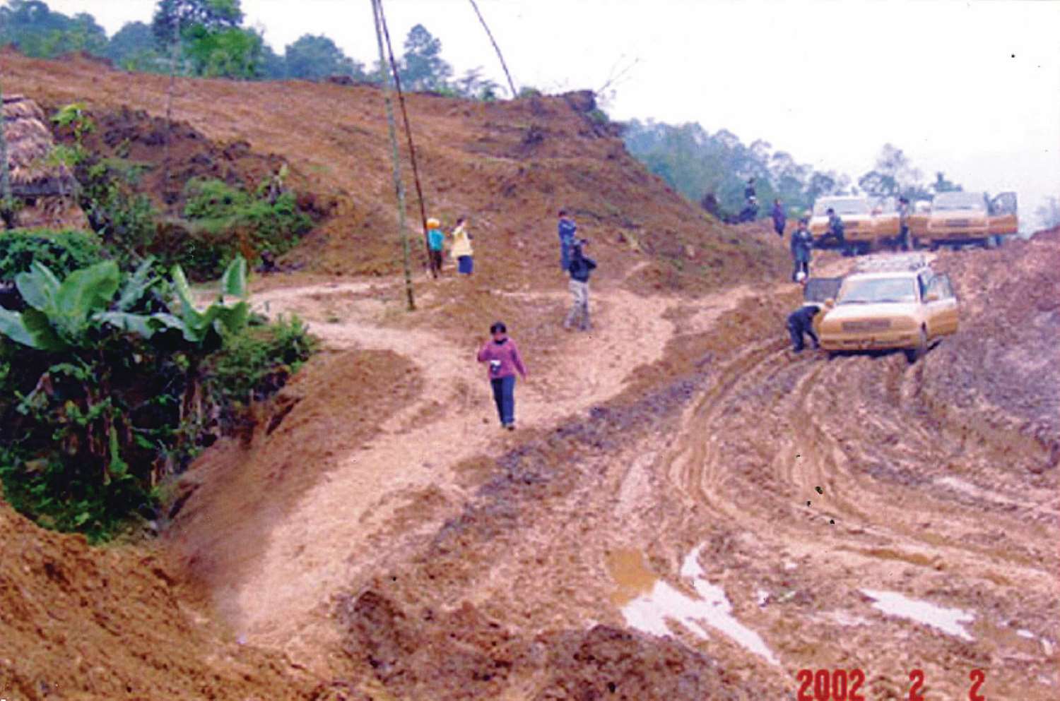  Lãnh đạo Tổng LĐLĐVN cùng phóng viên các báo trên đoạn Đường Hồ Chí Minh đang thi công trong chuyến thăm công nhân lao động. Ảnh: TL