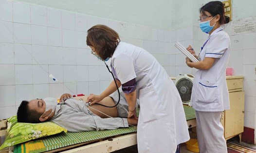 Bác sĩ điều trị cho bệnh nhân bị sốt xuất huyết. Ảnh: H. Trang.