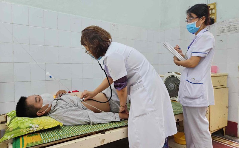 Bác sĩ điều trị cho bệnh nhân bị sốt xuất huyết. Ảnh: H. Trang.